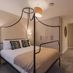 Modern 2 Bed Apartment - Allocated Parking