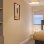 Modern 2 Bed Apartment - Allocated Parking