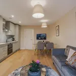 Modern 2 Bed Apartment - Allocated Parking