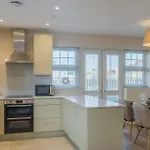 Chic 2 Bed Flat - Balcony - Allocated Parking