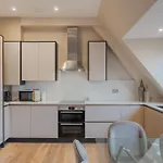Spacious Luxury Penthouse, 2Br, Private Parking