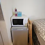 Entire En-Suite Room In Windsor Home With Free Parking