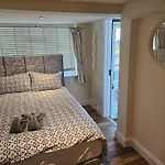 Entire En-Suite Room In Windsor Home With Free Parking