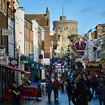 Queen Annes Court Luxury Apartment On High Street