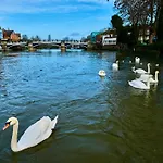 Queen Annes Court Luxury Apartment On High Street