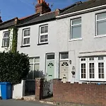 A Lovely Three Bedroom House In Windsor