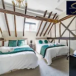 Royal Love Shack 3 Bed Central Windsor Parking