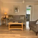 Garfield Place Cosy 2-Bedroom Cottage Central Windsor With Parking