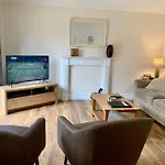 Garfield Place Cosy 2-Bedroom Cottage Central Windsor With Parking