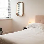 Stylish Spacious Apartment In Central Windsor