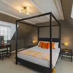 Spacious 4Bed Home: Elegant Garden & Parking