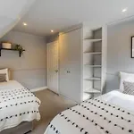 Spacious 4Bed Home: Elegant Garden & Parking