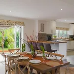 Spacious 4Bed Home: Elegant Garden & Parking