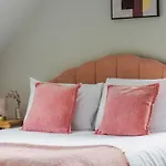 Spacious 4Bed Home: Elegant Garden & Parking
