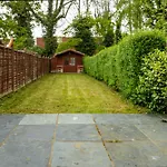 Royal Retreat & Lego Lodge With Free Parking!