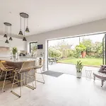 Windsor Charm : Spacious 3-Bed, Parking & Garden