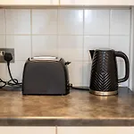 Vibrant House Stay In Windsor Free Parking