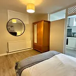 Studios 4&5 - Dedworth Road, Windsor
