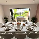 Luxury Family Home In Central Windsor With Large Garden, Games Room, Office, Parking & Pet-Friendly