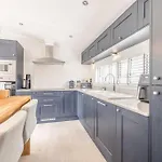 Luxury Lodge With Hot Tub In Windsor Marina