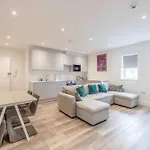 Entr - Modern Apartments In Windsor