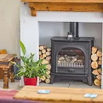 7 Sleeper Cosy Home In Windsor Parking & Legoland