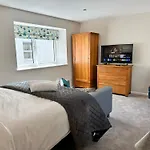 Russell Street- Studio Apartment