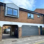 Russell Street- Studio Apartment