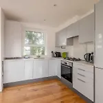 Central Windsor 2 Bed Apartment, River Views & Parking