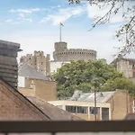 Central Windsor 2 Bed Apartment, River Views & Parking