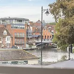 Central Windsor 2 Bed Apartment, River Views & Parking