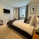 Spacious & Light 2Bed, 2Bath In The Heart Of Windsor