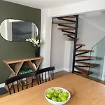 2 Bedroom House In Central Windsor - The Town