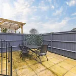 Modern 2 Bed Oasis - Private Parking & Garden