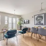 Modern 2 Bed Oasis - Private Parking & Garden