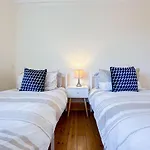 Heartwarming Windsor Cottage With Free Parking That Is Perfect For Relaxation