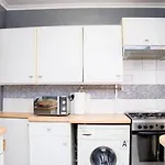 Heartwarming Windsor Cottage With Free Parking That Is Perfect For Relaxation