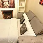 Inviting 2-Bed Cottage In Windsor