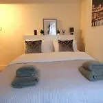 Inviting 2-Bed Cottage In Windsor