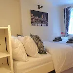 Inviting 2-Bed Cottage In Windsor
