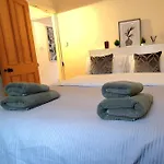 Inviting 2-Bed Cottage In Windsor