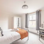 2Br Character Home Minutes From Windsor, Private Garden
