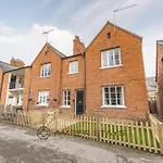 Cosy 3 Bed Cottage In Windsor, Perfect For Small Families & Couples, Sleeps 5!