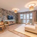 Escape In Style To Windsor With Free Parking