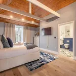 Spacious 5Br Home, Parking, Walk To Windsor