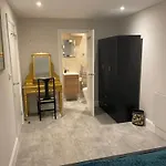 Windsor Charm : Spacious 3-Bed, Parking & Garden