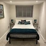 Windsor Charm : Spacious 3-Bed, Parking & Garden