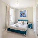 Charming 2 Bed,2 Bath Flat By The Long Walk