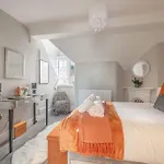2 Bed, 2Bath Apartment, Walk To Windsor Castle!