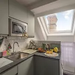 2 Bed, 2Bath Apartment, Walk To Windsor Castle!